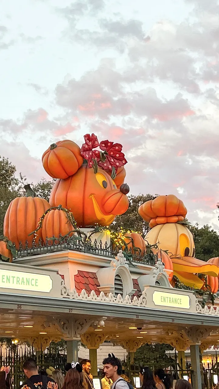 Only a few days left to experience Halloween Time at Disneyland®! Enjoy the spooky decor, 