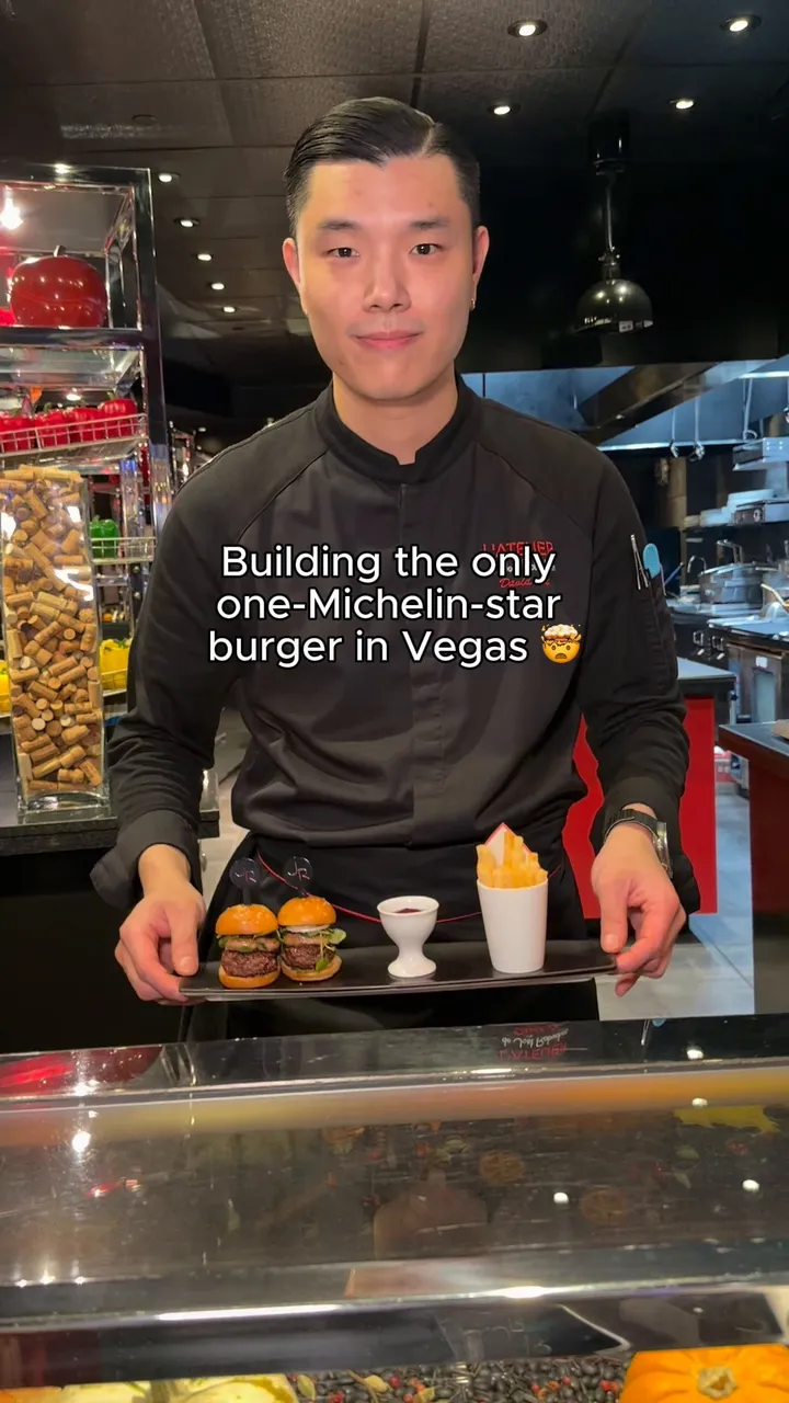 Not your average burger ⭐️
Meet Le Burger at L’Atelier de Joël Robuchon, where premium ing