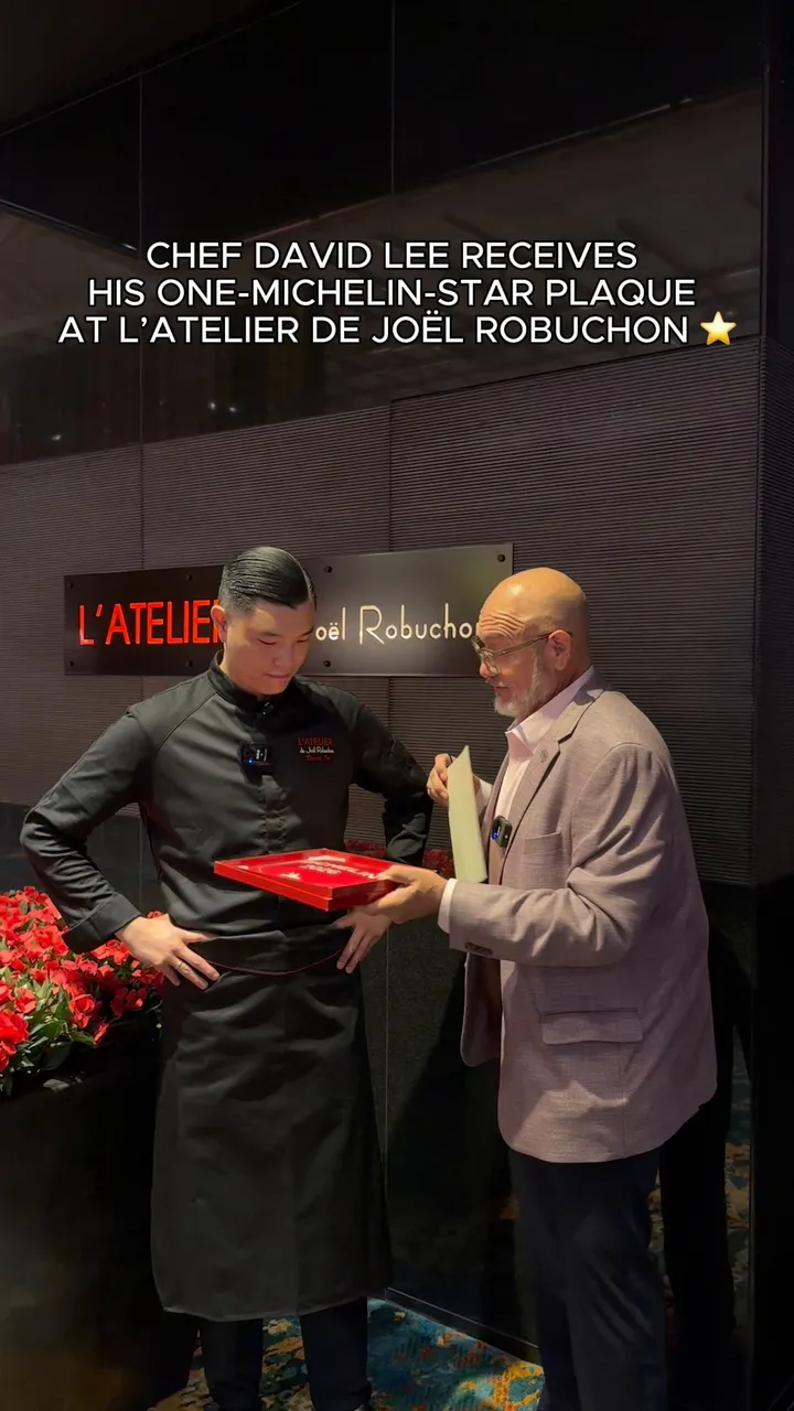 A well deserved moment of recognition. ⭐
Chef David Lee receives the one-Michelin-star pla