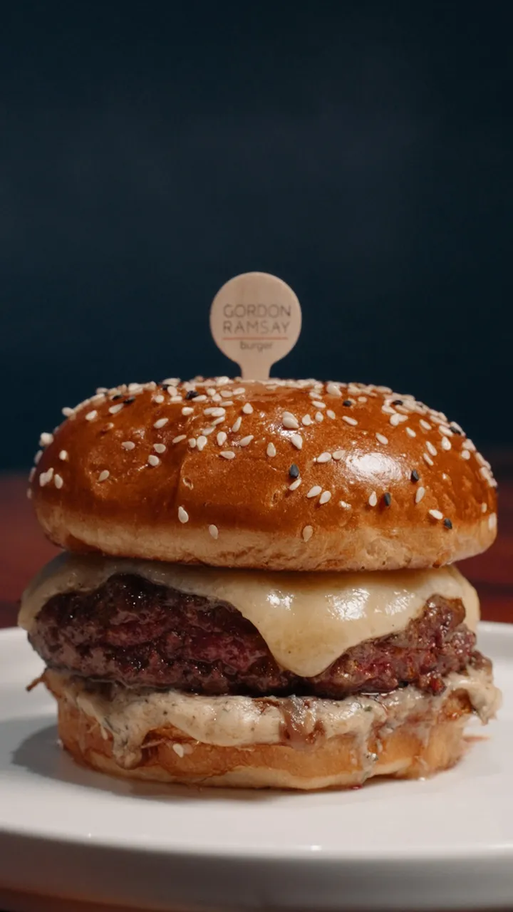 This one lives up to its name. 🍔
The Luxe Royale Burger at @GordonRamsayBurger features