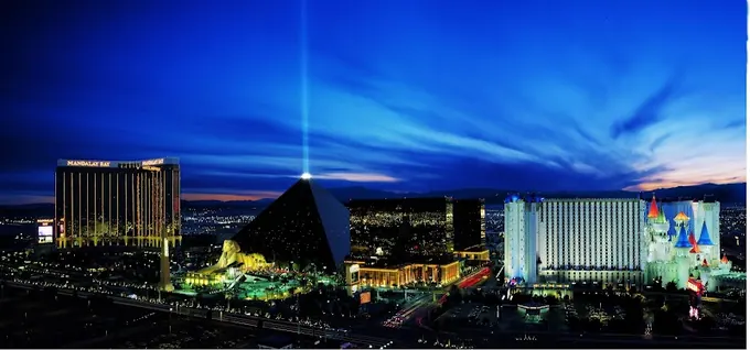 Luxor Hotel & Casino (Indoor Mandalay Place Skybridge)