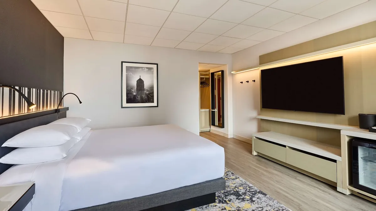 Hyatt Regency Chicago exhibit halls and ballroom capacities